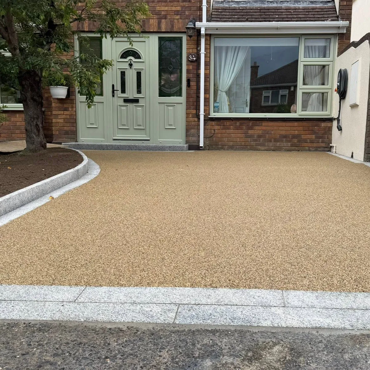 Resin driveway with granite border and finishing details in Dublin